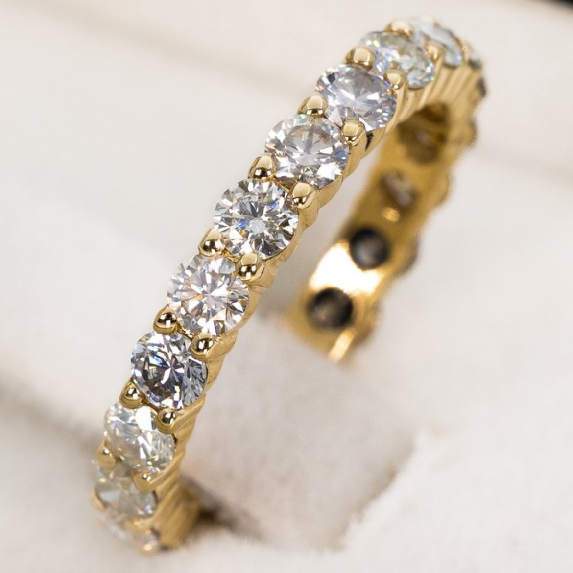 14kt Gelbgoldring mit natürlichen Diamanten und Zertifikat